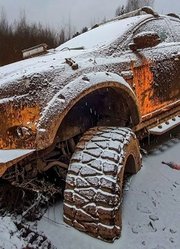 在俄罗斯的冬天如何拖出深陷冻土的越野车？一起来见识下！