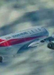 1990年，英国飞机的挡风玻璃突然爆开，机长被挂在窗外！