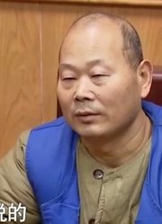 两名歹徒持刀绑架受害人，对他实施殴打，并逼迫他说出银行卡密码