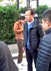 窃贼面对警方，竟站在楼顶，并开口威胁：快撤掉，不然我就跳下去