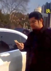 男子开车未悬挂车牌，交警依法拦截，他竟加速撞向交警