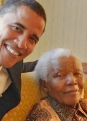 2013年，美国总统奥巴马来到南非罗本岛监狱，致敬偶像曼德拉
