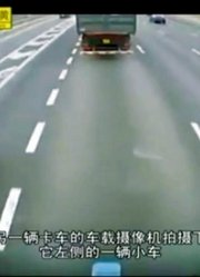 美国公路上的惊险一幕，卡车推着一辆轿车高速前进，镜头拍下全程