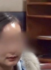 男子和已婚女士纠缠不清，竟当着她老公的面，做出过激举动