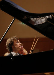 克里斯托夫·冯·多赫南伊指挥巴黎管弦乐团，携手钢琴家马丁·汉姆辰演奏现场