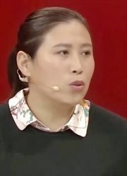 父母顶着太阳下地干活，女儿看在眼里疼在心里，一举动全场落泪