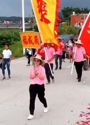 梅州五华张公仁爷民俗活动，现场人山人海，巡游队伍连绵一两公里