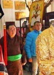 乾隆7世孙爱新觉罗恒绍，在吉林穿龙袍祭祖，惹网友反感