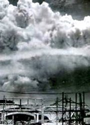 随着高音警告响起，核弹落在广岛，百万分一秒后广岛被夷为平地！
