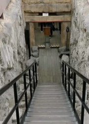 年前2000西汉时期的南越王石室竖穴墓，从山顶到墓穴20米深