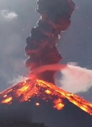 震撼现场：宛如世界末日火山喷发瞬间实拍