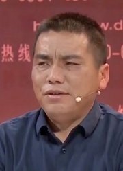 妈妈外出失联爸爸去世，男子靠养猪养家，心酸历程让全场落泪