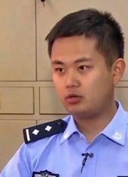 男子犯诈骗罪后逃亡，警方抓捕他的时候，他竟反抗强烈拒绝配合