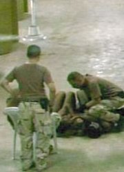 2003年，美军竟虐杀俘虏、当街枪杀平民，镜头拍下当时画面！
