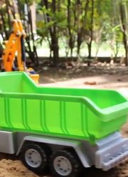 挖掘机铲土车挖蓄水池