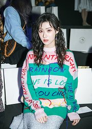 曹曦月复古造型出席上海时装周 两剧热播引超高话题